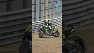 Rossi had difficulty stabilizing his motorbike on the ground [upl. by Eugenio]