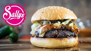 ChiliCheeseBurger  feuriger Burger mit ChiliTomatensoße und Heumilchkäse  Sallys Welt [upl. by Earized]