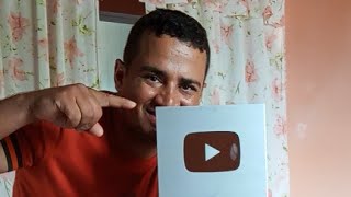 Finalmente ela chegou mostrando a placa de prata de 100 mil inscritos no YouTube [upl. by Prakash]