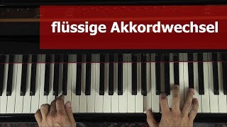 Klavier spielen – So lernst du flüssige Akkordwechsel mit der VorausdenkÜbung [upl. by Aseret]