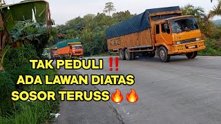 3 truk tronton low moving merayap waktu menanjak [upl. by Nosemyaj]