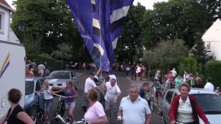 Spectaculaire landing luchtballon midden in woonwijk [upl. by Ikim]