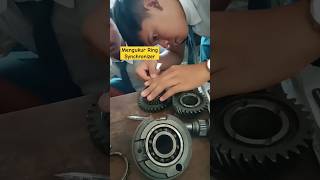 Mengukur Celah Ring Synchronizer Transmisi Manual Kijang 5 K service transmisimobil synchronize [upl. by Glad]