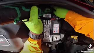 2014 Fiat 500L jump start battery replacement new battery [upl. by Norven]