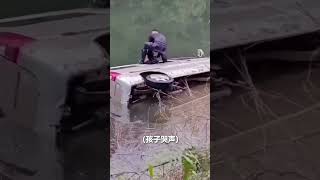 休假武警战士破窗救人，太帅了！肖超，为你点赞！熱門 中国 武警 [upl. by Rochell]