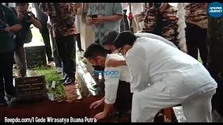 Suara Bergetar Suami Dian Sastrowardoyo Lantunkan Azan di Pusara Adiguna Sutowo [upl. by Salena]