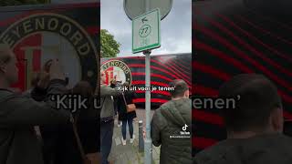 Feyenoordfan vindt aankomst bus nogal tegenvallen… 😂 feyenoord [upl. by Rihaz]