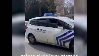 Quand des policiers chantent et dansent pour nous redonner le sourire [upl. by Nilkcaj]