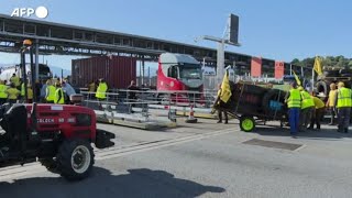 Nuove proteste degli agricoltori in Francia e Inghilterra [upl. by Ekenna]