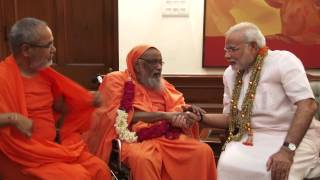 Founder of Arsha Vidya Gurukulam Swami Dayananda Saraswati calls on PM Modi [upl. by Laeria]