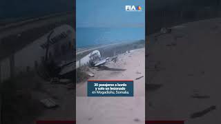 ¡AVIONAZO EN SOMALIA  Avión se estrella mientras aterrizaba sólo hubo algunos heridos [upl. by Gleeson]