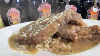 THE VERY BEST WAY TO PREPARE PORK STEAKSOLD SCHOOL SMOTHERED PORK STEAKS WHITE RICE amp BROWN GRAVY [upl. by Colinson]