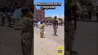 Militares peruanos saludan a niño en el desfile Militar 🫡 military ejercitodelperu [upl. by Marquis]