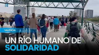 Un río humano de solidaridad desborda la pedanía valenciana de La Torre [upl. by Lorianna]