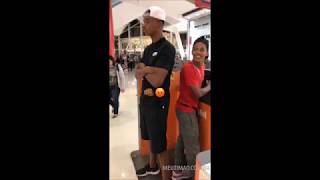 Carlinhos tira onda de segurança de Pedrinho em shopping [upl. by Oniliuqnart]