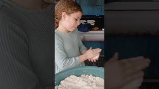 A pesar de su corta edad echa las tortillas con excelencia 🫓 elsalvadoresbello viralvideo [upl. by Ennirok743]