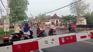 Menunggu kereta api lewat palang pintu Baureno Bojonegoro [upl. by Tama256]