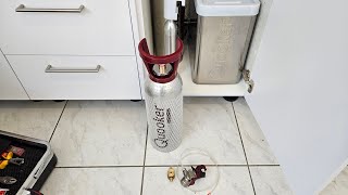 Quooker Wasserhahn installation grosse CO2 FlascheQuookerquookercube [upl. by Eelarual416]