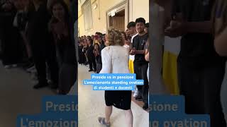 Preside va in pensione lemozionante standing ovation di docenti e studenti shorts studenti [upl. by Finbur]