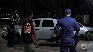 Homem embriagado fura preferencial e bate em viatura policial em Várzea Grande [upl. by Horner]