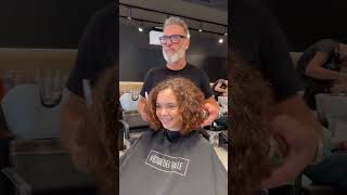 Un corte rizado 👩🏻‍🦱 peinado peluquera bobhaircut cortedecablo hairtransformation hairdresser [upl. by Enaujed]