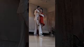 triple enganche con switching sacada giro 탱고 스텝 tango step 체리y라우 [upl. by Ronoc]