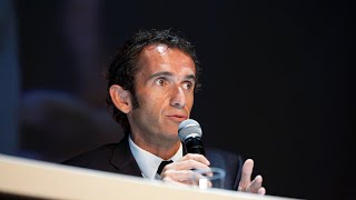 Alexandre Bompard PDG de Carrefour  quotLhypermarché de demain sera digital ou ne sera pasquot [upl. by Oigroeg77]