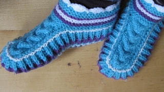 Schicke Puschen Socken mit Zopfmuster auf 2 Nadeln stricken [upl. by Aicenev]