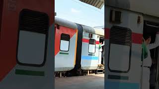 Biharsampark kranti bache ke chadiye india Train railway station [upl. by Redliw]