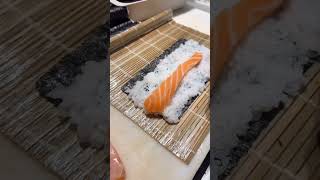 Nas produções de Hossomaki salmão 🤤 sushi food sushidelivery [upl. by Tal]