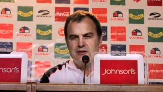 Conferencia de Bielsa en Chileinolvidable respuesta UD No entendió nadawmv [upl. by Branden667]