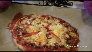 Pizza fácil con carne chorizo y huevos con masa casera  receta fácil  TONIO COCINA TNO [upl. by Ibbed]