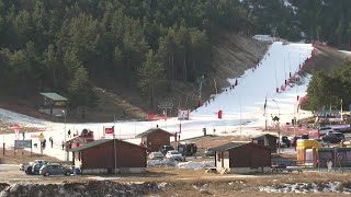 La neige a fondu dans la station de Gréolières les Neiges moins de dix jours après son ouverture [upl. by Yraccaz]