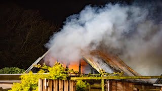 Grote brand in schuur midden in woonwijk Raalte [upl. by Pulsifer]