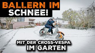 BALLERN im Schnee  Mit der CrossVespa im Garten  Blechgefährten [upl. by Ihcelek877]