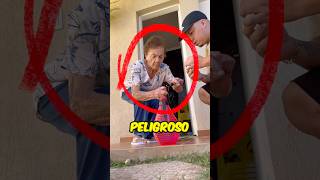 ¡Una abuela peligrosa juega con petardos shorts [upl. by Stronski]