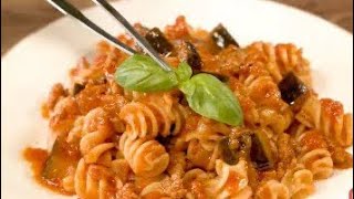 RICETTA VELOCE PASTA AL SUGO DI MELANZANE E SALSICCIA RECIPE PASTA WITH AUBERGINE AND SAUSAGE SAUCE [upl. by Olenta549]