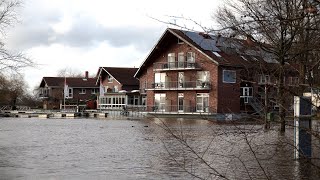 Hochwasser kommt einem Hotel gefährlich nah  dreiste Gaffer trotz Absperrungen [upl. by Eulalie]