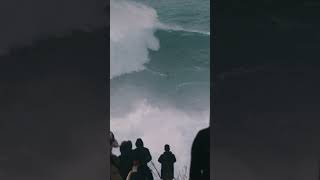 Essa imagem representa bem o que é Nazaré em dia de ondas Gigantes 🙌🏄🏽‍♂️🌊 [upl. by Lahsiv932]