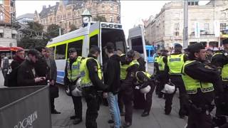 Polisen ingriper mot vänsterextremister under Folkets demonstration 24 september 2016 [upl. by Nataline]