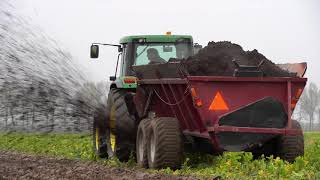 Job Rikken strooit champost met de Kuhn zijstrooier [upl. by Delcina]