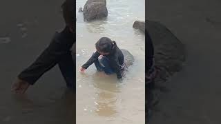 kaka KAYLA lag main2 di pantai asiik bangat iya si kaka main2 air [upl. by Eatnad]