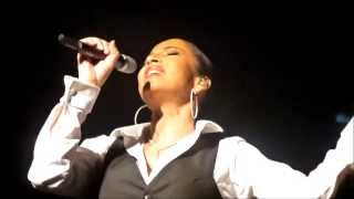 Sade smooth operator live 2011 upclose [upl. by Eniamrahs]