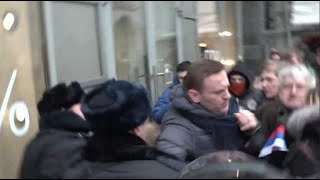 Lopposant Alexeï Navalny violemment interpellé dans une manifestation contre Poutine [upl. by Hebner179]