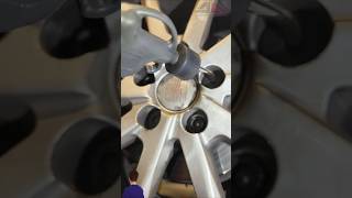 Comment enlever les caches boulons de roue  How to remove wheel bolt covers boulons roue wheel [upl. by Chlo67]