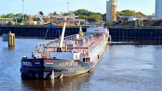 Binnenvaarttanker de ASPORTO geladen met stroop verlaat de SUIKERFABRIEK [upl. by Ydisahc392]