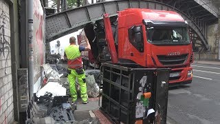 LKW unter Brücke festgefahren  Hoher Sachschaden in KölnDeutz am 140518 [upl. by Elleryt]