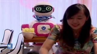 Camareros robot atienden en China [upl. by Ailehpo967]