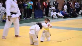 VIDEO GRACIOSO DE PELEA DE ÑINAS EN KARATE [upl. by Kire]