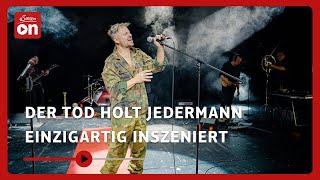 Jedermann reloaded „Der Tod holt Jedermannquot einzigartig inszeniert  Salzburger Festspiele [upl. by Tonneson]